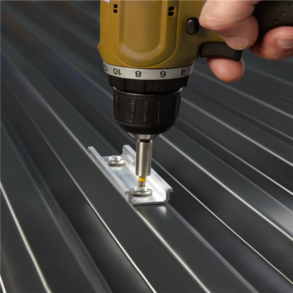 Τοποθέτηση ηλιακών πάνελ στην οροφή